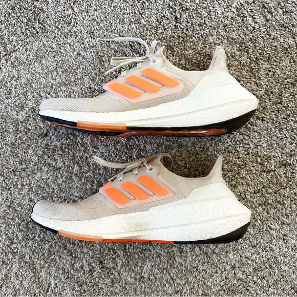 Adidas Ultraboost 22 running shoes in cream with neon orange stripes, size 9 - Picture 3 of 8